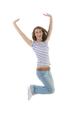 Junge Frau macht einen Luftsprung