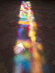 Papier Peint photo Coloré Reflet de vitraux sur le sol en pierre de l& 39 église