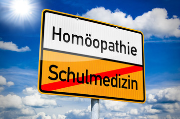 Ortseingangsschild mit Homöopathie und Schulmedizin