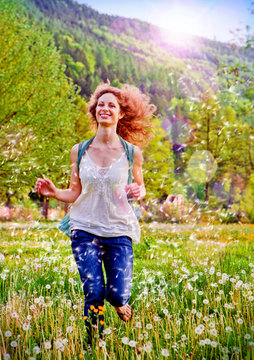 lachendes Mädchen läuft durch Blumenwiese / dandelion-4