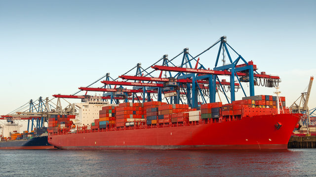 Containerfrachter in Hamburg