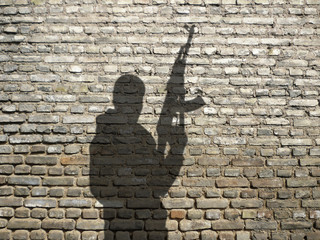 silhouette de milicien avec fusil d'assaut