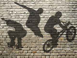 ombres de Skate, Roller & BMX sur mur de briques © Jonathan Stutz
