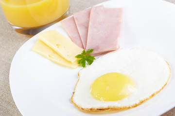 Fried eggs with cheese and ham