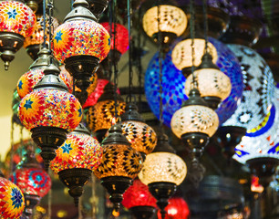 Lampes orientales au bazar égyptien d'Istambul - Turquie