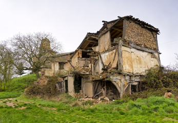 Fototapeta na wymiar Domy i kościół, zniszczone wioski