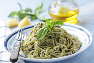 Spaghetti with pesto