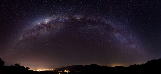 Obraz premium Voie Lactée au-dessus de l'Ile de La Réunion