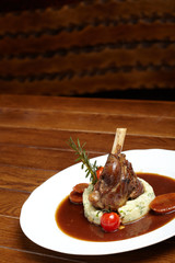 grilled knuckle of pork with sauce