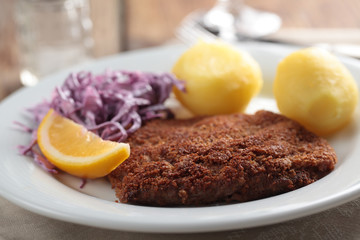 Breaded schnitzel with potato