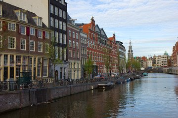 Fototapeta na wymiar kanałów w Amsterdamie, Holandia