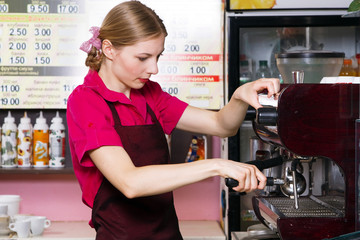 Fototapeta na wymiar Przyjazna kelnerka parzenia kawy
