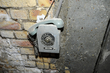 totes Telefon in Indusrieruine