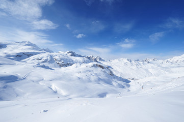 Fototapeta na wymiar Góry z śniegu w zimie