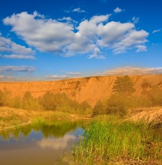 Fototapeta na wymiar małe niebieskie jezioro wśród pustyni piasku