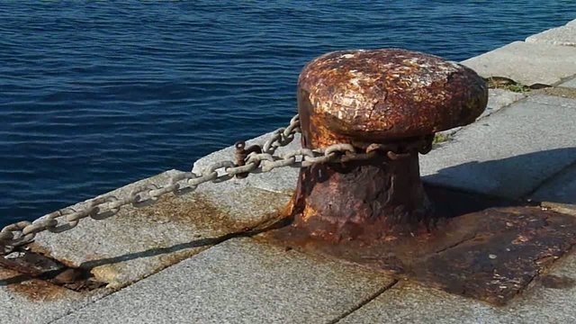 bitta ormeggio traghetti-di fronte un fantastico blu