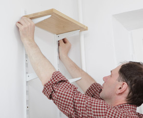 Man installing shelves - 41808178