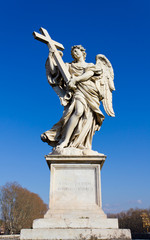 Obraz premium Engelstatue mit Kreuz auf der Engelsbrücke in Rom