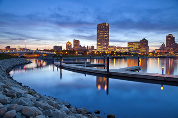 City of Milwaukee skyline. - obrazy, fototapety, plakaty