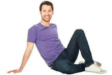 junger mann sitzt