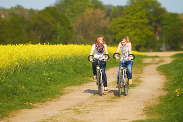 Fototapeta premium Freundinnen machen Radtour
