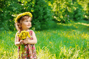 Girl with floral head wreath - 41811143