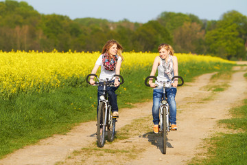 Fototapeta premium Freundinnen machen Radtour