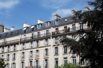 Obraz premium Immeuble ancien avec balcon au dernier étage.