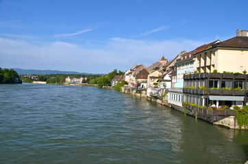 Fototapeta na wymiar Domy rzeka w Rheinfelden, Szwajcaria
