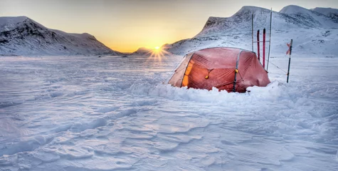 Fotobehang Zelt und Sonnenaufgang auf Winter - Trekkingtour © Jens Ottoson