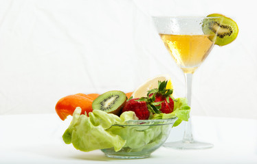 Erfrischendes Getränk mit Salat