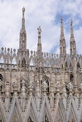 Fototapeta na wymiar Wieże katedry w Mediolanie