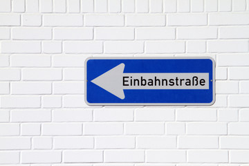 Fototapeta na wymiar Einbahnstraße