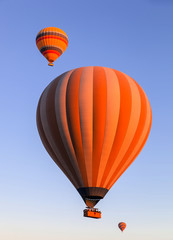 Fototapeta premium Balloons in the sky at sunrise