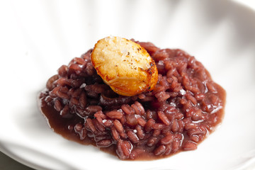 fried Saint Jacques mollusc on risotto steamed with red wine