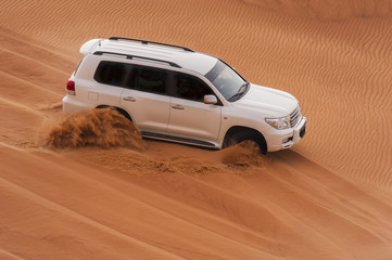 Fototapeta na wymiar Samochód na pustyni Safari Tour