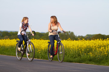 Naklejka premium Freundinnen machen Radtour