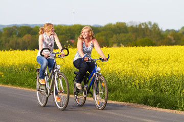 Freundinnen machen Radtour