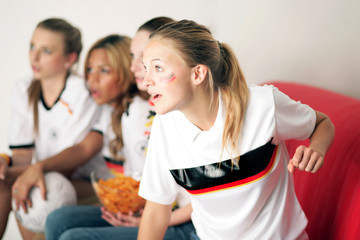 Fototapeta Fussball Fans Zuhause am TV obraz