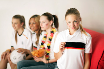 Fussball Fans Zuhause am TV