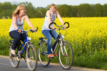 Freundinnen machen Radtour