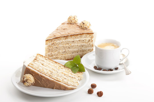 Nusskuchen mit einer Tasse Kaffe auf wei&szlig;em Hintergrund