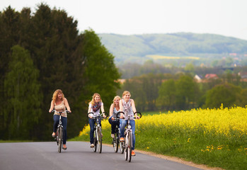 Obraz premium Freundinnen machen Radtour
