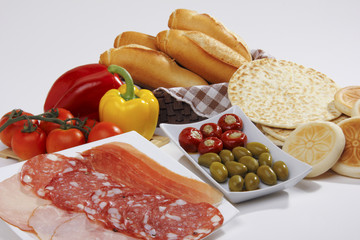 pane,tigelle e piadina, vino rosso e salumi