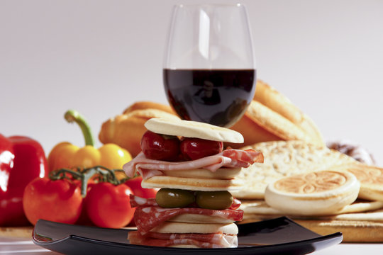 pane,tigelle e piadina, vino rosso e salumi