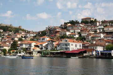 Fototapeta na wymiar Domy na brzegu jeziora Ohrid