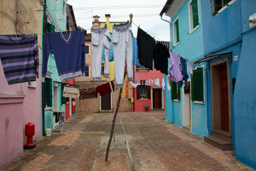 Fototapeta na wymiar pranie wiszące między domami - Burano (Wenecja)