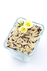 riso lungo e selvaggio su sfondo