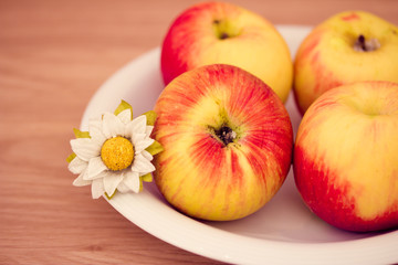 Naklejka na ściany i meble małe jabłka fuji na talerzu