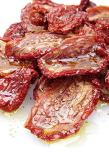 pomodori secchi in olio su sfondo bianco